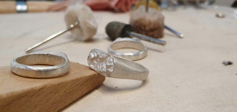 Établi de l’atelier Chaînon, bagues montagne en cours de fabrication