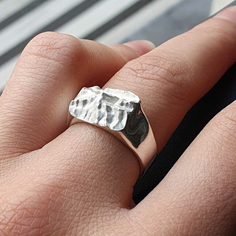 Bague montagne en argent 925 portée, gros plan sur le relief topographique