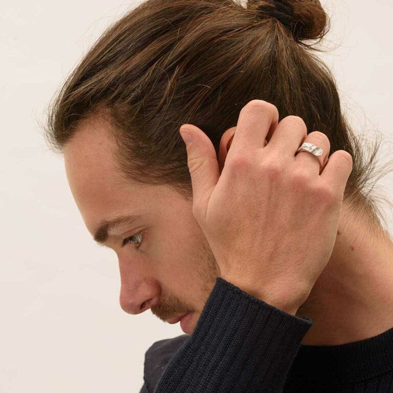 Bague montagne homme en argent 925, bague relief personnalisée portée au doigt