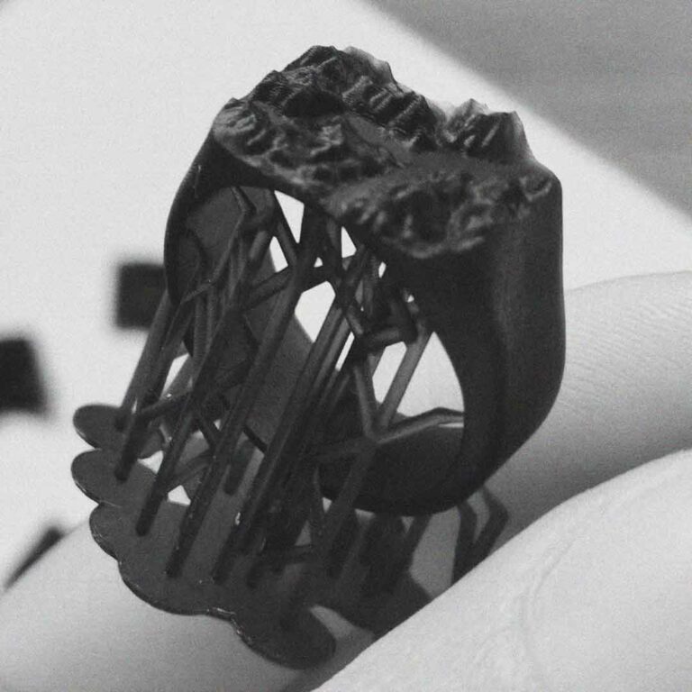 Matrice d’une bague montagne imprimée en 3D avant la fonte