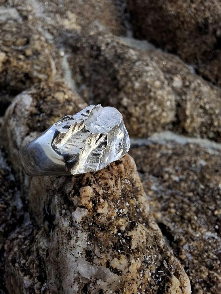 Gros plan d’une bague montagne du Mont Incudine posée sur la roche