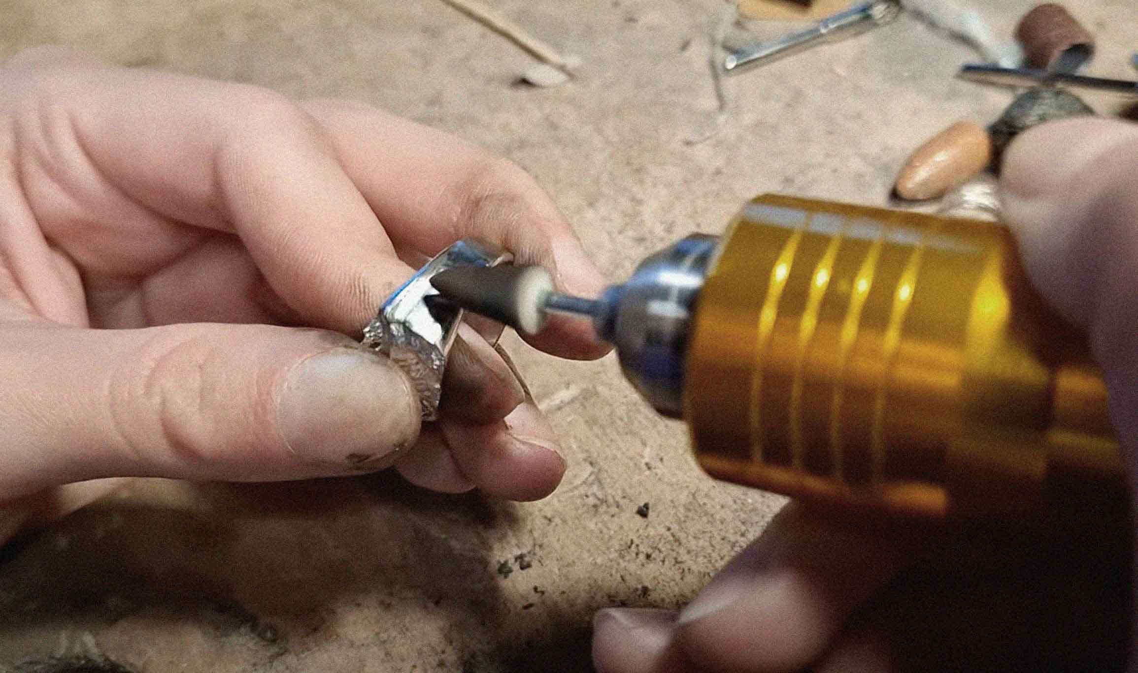 Étapes de fabrication d’une bague montagne personnalisée à l’atelier Chaînon