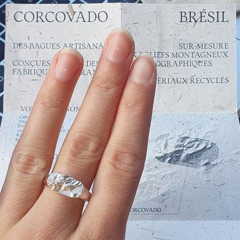 Bague montagne personnalisée du Corcovado portée à la main