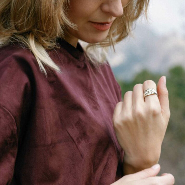 Bague montagne femme du Monte Incudine portée face aux montagnes