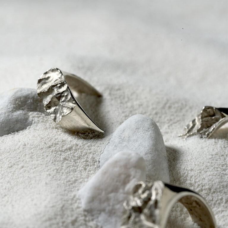 Bijoux montagne en argent posés sur des perles de porcelaine