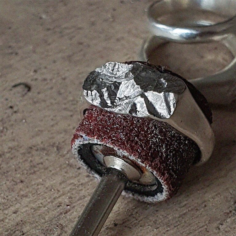 Ponçage à la main d’une bague montagne à l’atelier Chaînon à Paris