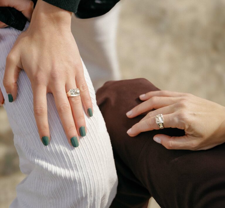 Bague montagne personnalisée portée, bijou montagne en argent 925 fabriqué à Paris