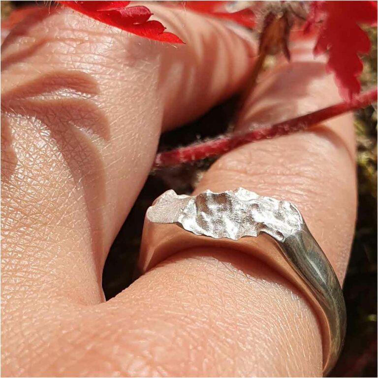Bague montagne du Piton des Neiges, La Réunion, portée par une cliente