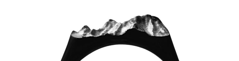 Bague montagne Chaînon en argent sur fond blanc, profil du relief