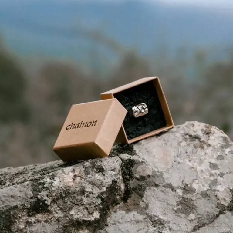 Écrin cadeau Chaînon personnalisé du Mont Blanc pour une bague montagne