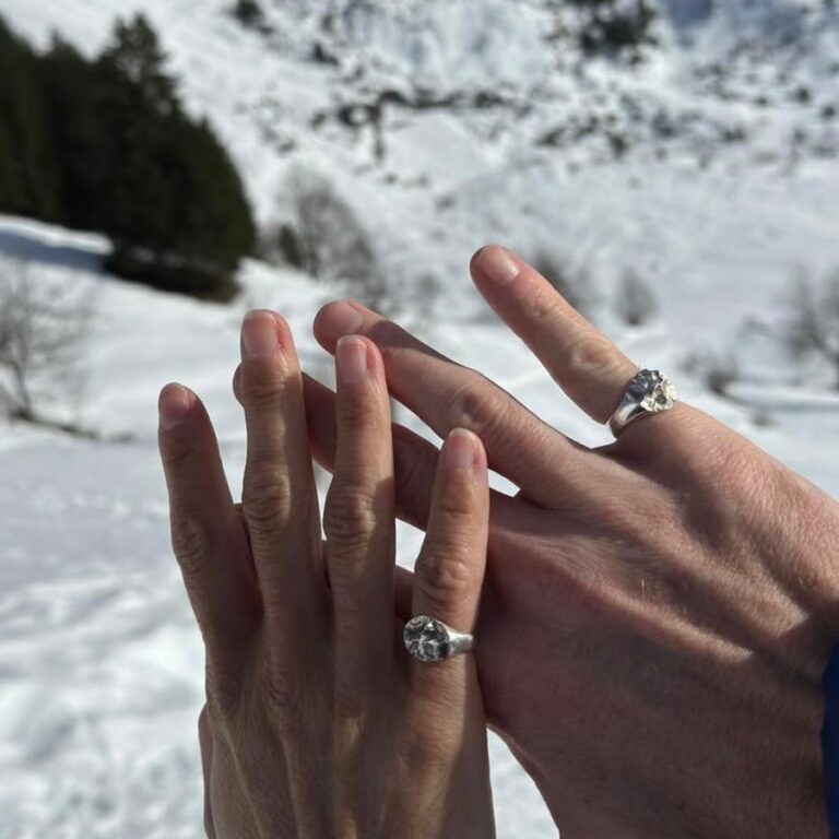 Deux chevalières montagne assorties du Mont Thabor portées dans la neige, avis client